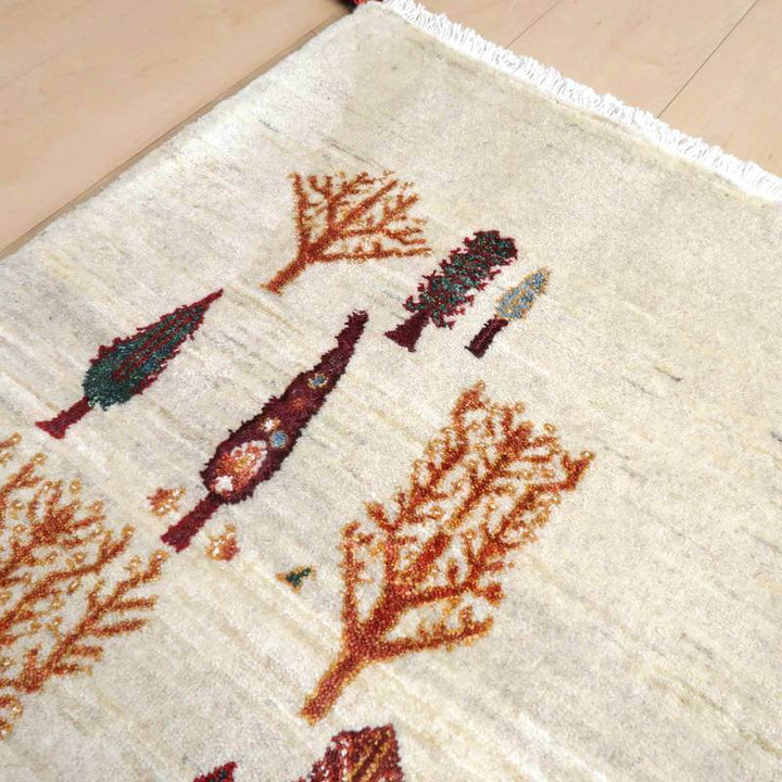 手織りのウールで丁寧に描かれた木々の模様が美しいギャッベラグが、玄関の床に自然に溶け込んでいる。