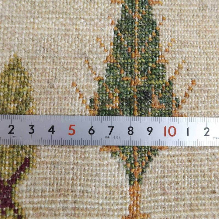 手織りのギャッベラグの繊細なウールの織り目が、定規でサイズを測ることでその細かな模様が際立っている。