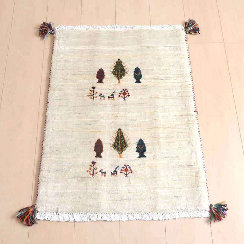 ギャッベ／ルリバフ 75×59cm（HSS-71526）は、手織りのウール素材で丁寧に作られたギャッベラグが、ナチュラルな木目の床に美しく敷かれている。