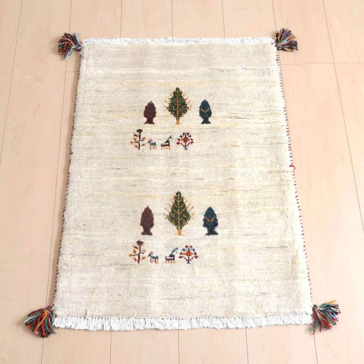 ギャッベ／ルリバフ 75×59cm（HSS-71526）は、手織りのウール素材で丁寧に作られたギャッベラグが、ナチュラルな木目の床に美しく敷かれている。