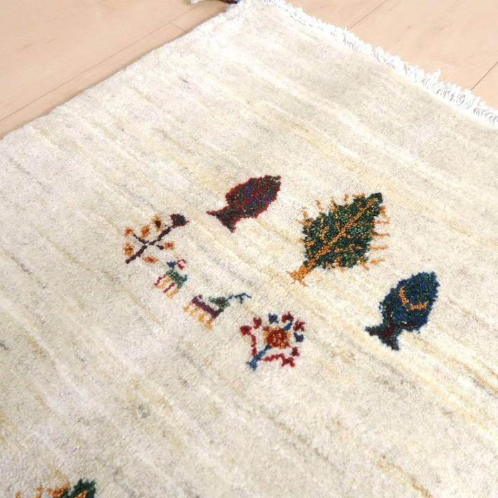 手織りのウール素材で丁寧に仕上げられたギャッベのラグが、色鮮やかなペルシャ絨毯専門店の通販で見られる。