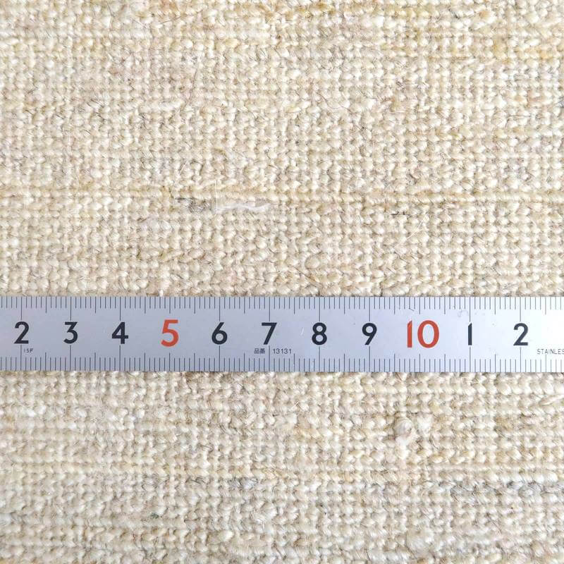 手織りのギャッベラグは、優しいウールの質感が定規で示され、その織り目の密度が際立っています。