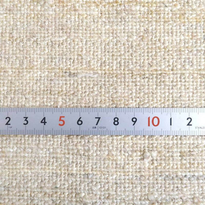 手織りのギャッベラグは、優しいウールの質感が定規で示され、その織り目の密度が際立っています。