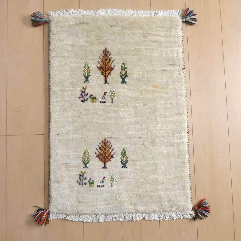 ギャッベ／ルリバフ 82×57cm（HSS-71537）は、手織りのウール製ギャッベラグが、ペルシャ絨毯の専門店で通販されており、床の上に植物のモチーフが優雅に配置されている。