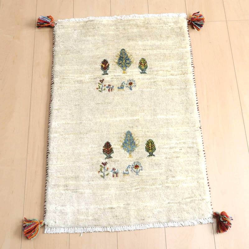 ギャッベ／ルリバフ 78×54cm（HSS-71540）は、手織りの温かみが感じられるギャッベラグが、柔らかなウールの質感とペルシャ絨毯の伝統的な模様を木目の床の上で引き立てています。