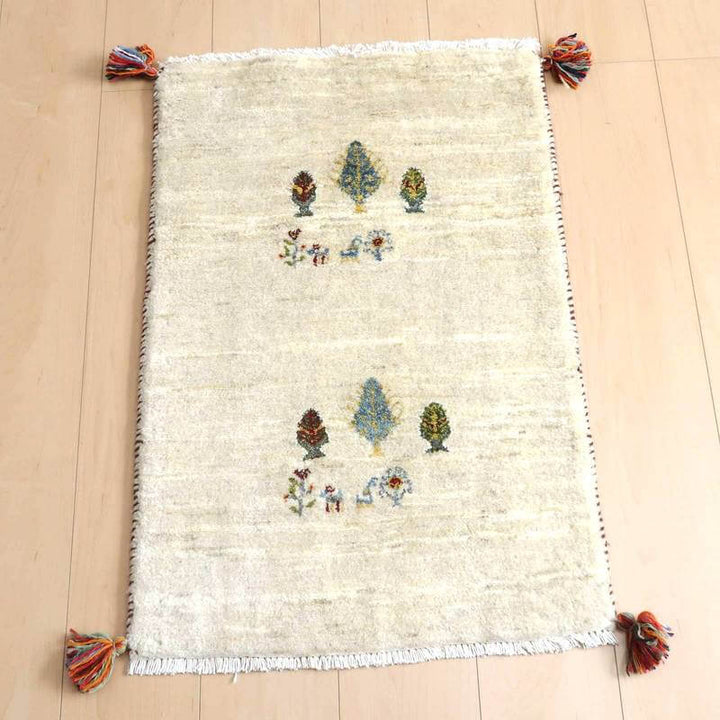 ギャッベ／ルリバフ 78×54cm（HSS-71540）は、手織りの温かみが感じられるギャッベラグが、柔らかなウールの質感とペルシャ絨毯の伝統的な模様を木目の床の上で引き立てています。