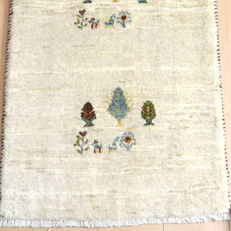 手織りのウール素材が魅力のギャッベラグが、ペルシャ絨毯専門店の通販で購入できる優雅なデザインで広がり、柔らかな色合いが床に落ち着きを添えている。