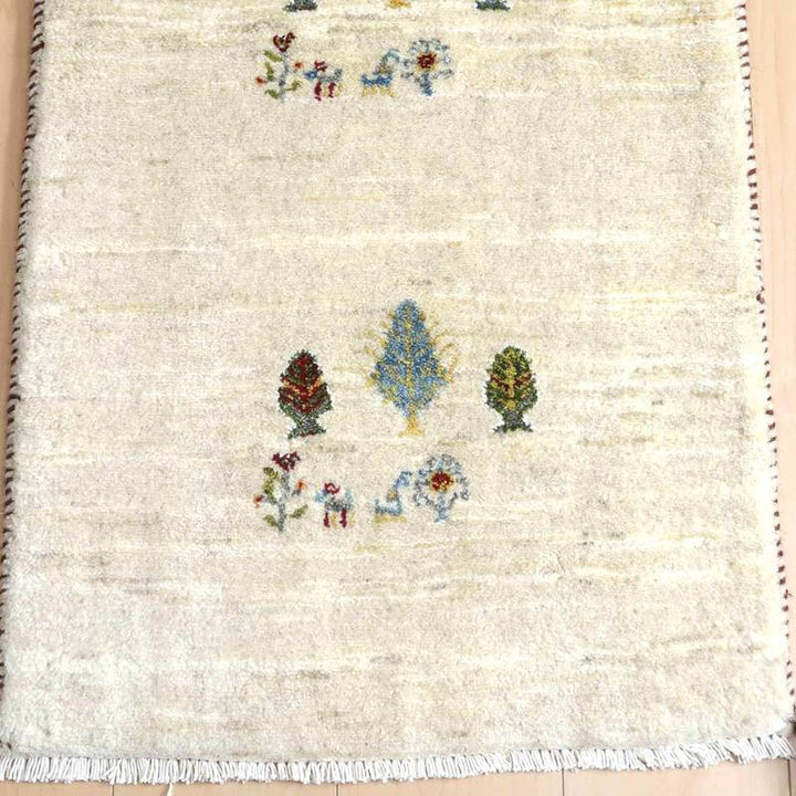 手織りのウール素材が魅力のギャッベラグが、ペルシャ絨毯専門店の通販で購入できる優雅なデザインで広がり、柔らかな色合いが床に落ち着きを添えている。