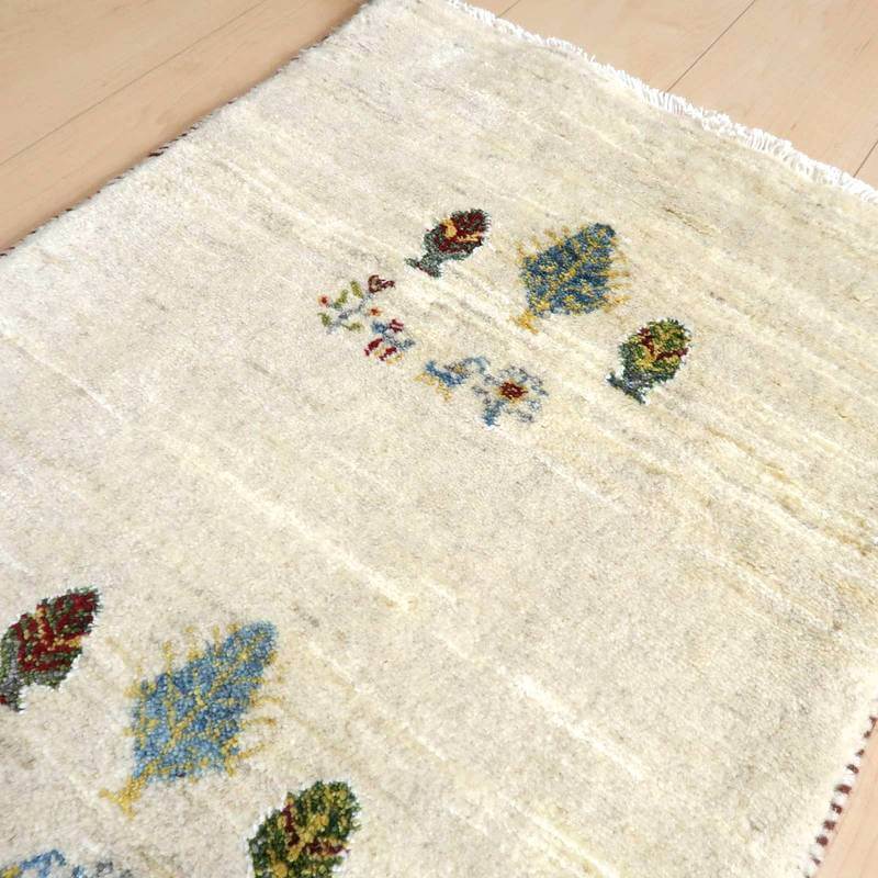 手織りのウールで丁寧に仕上げられたギャッベラグが、ペルシャ絨毯専門店の通販で見られる繊細な模様が床に映えている。