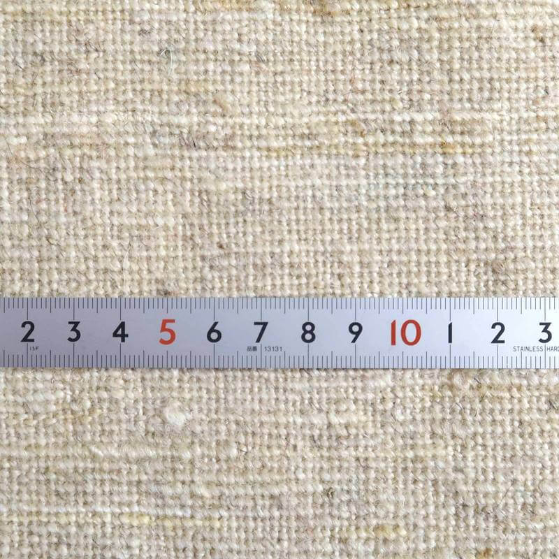 温かみのあるウール素材のギャッベラグが、定規と共にその手織りの繊細な織り目を際立たせている。