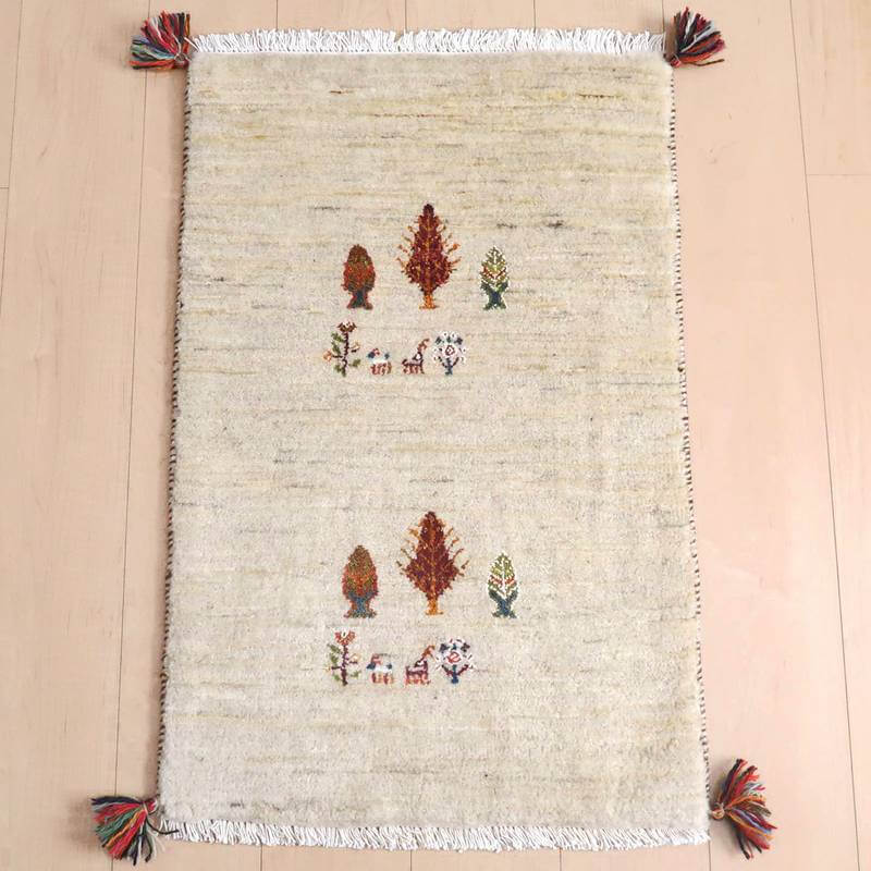 ギャッベ／ルリバフ 85×57cm（HSS-71580）は、手織りのギャッベラグが、ウール素材のぬくもりを感じさせるデザインで、玄関に敷かれている様子が映えている。