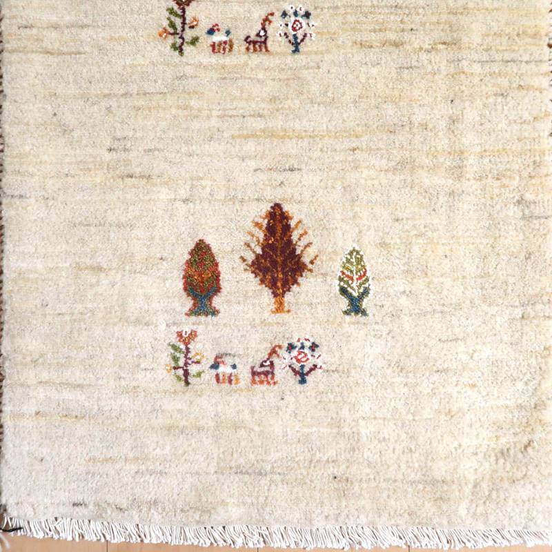 手織りのウールを使用したギャッベラグには、ペルシャ絨毯の伝統を感じさせる木や動物の模様が丁寧に織り込まれている。