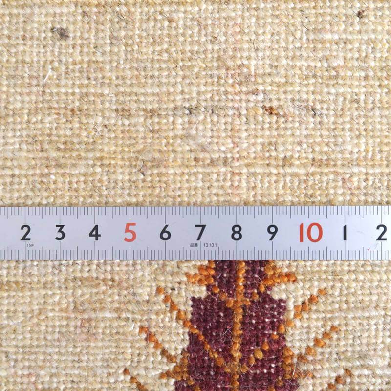 手織りのギャッベラグが、細やかなウールの織り目と共に定規で測られ、ペルシャ絨毯専門店の丁寧さが見える。