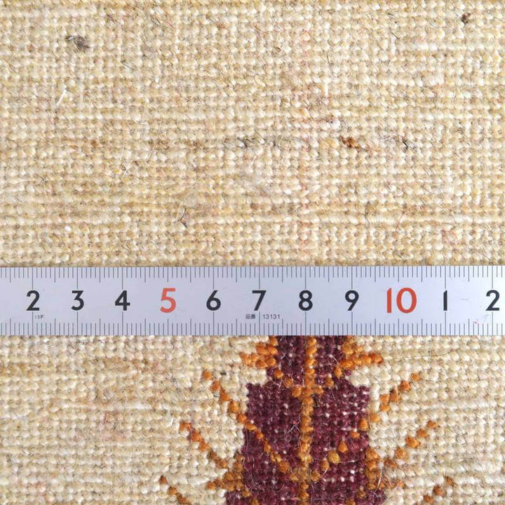 手織りのギャッベラグが、細やかなウールの織り目と共に定規で測られ、ペルシャ絨毯専門店の丁寧さが見える。