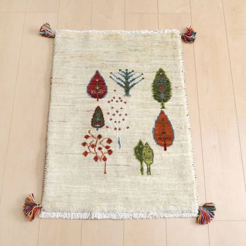 ギャッベ／ルリバフ 77×57cm（HSS-71588）は、手織りの温もりを感じるウール素材のギャッベラグが、ペルシャ絨毯専門店の通販で提供され、木のモチーフが優雅に描かれている。