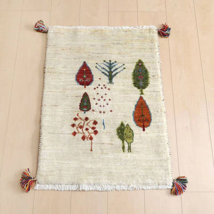 ギャッベ／ルリバフ 77×57cm（HSS-71588）は、手織りの温もりを感じるウール素材のギャッベラグが、ペルシャ絨毯専門店の通販で提供され、木のモチーフが優雅に描かれている。