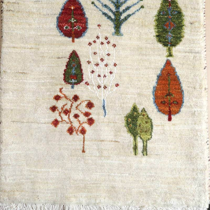 色とりどりの樹木模様が丁寧に手織りされたウールのギャッベラグが、ペルシャ絨毯専門店の通販で見つかる。