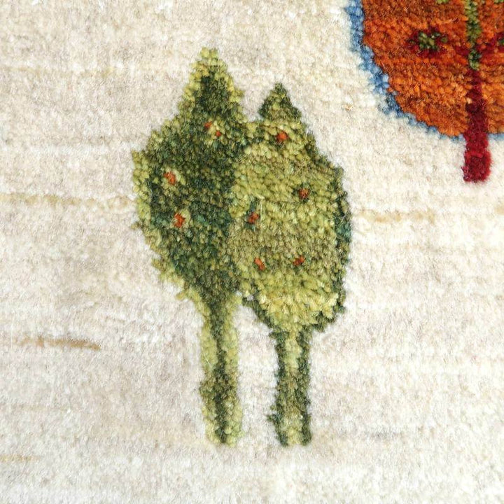 手織りのギャッベラグの接写で、緑の木の模様がウールの柔らかな質感に浮かび上がっている。