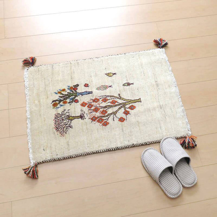 色彩豊かな模様が施された手織りのギャッベラグが、ペルシャ絨毯専門店より通販可能で、ウールの温かみが床に広がっている。