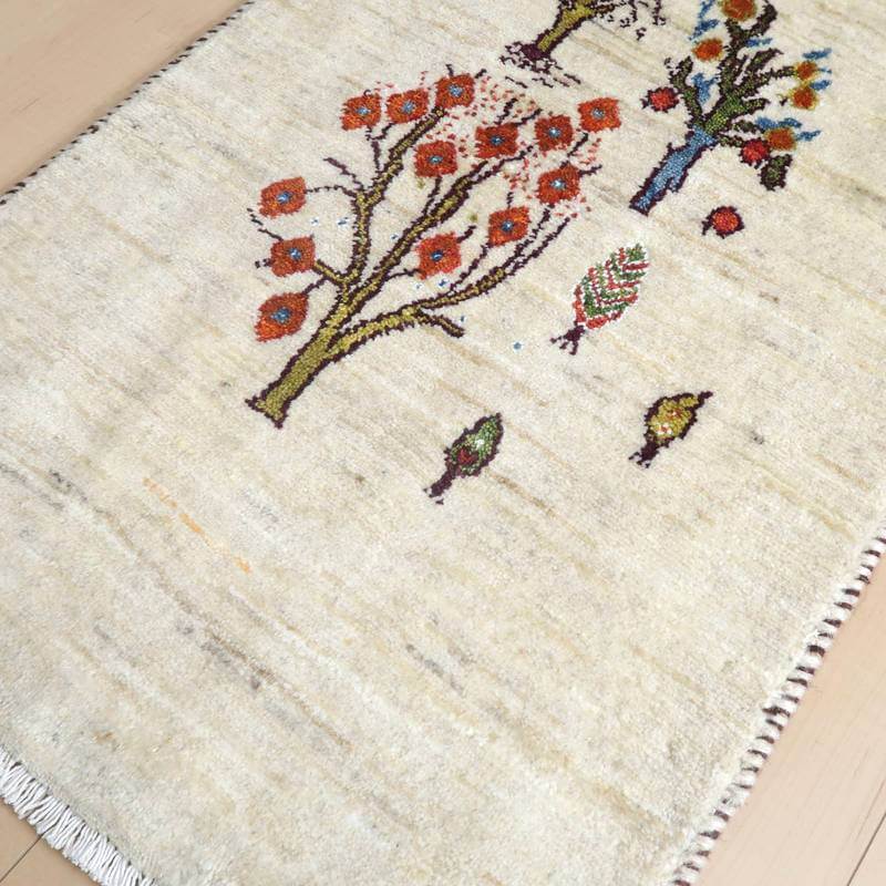 手織りのギャッベラグが床に広がり、ウールの温かみとペルシャ絨毯専門店ならではの繊細な模様が際立っています。