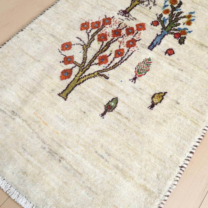 手織りのギャッベラグが床に広がり、ウールの温かみとペルシャ絨毯専門店ならではの繊細な模様が際立っています。