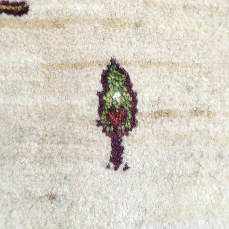 緻密に手織りされたペルシャ絨毯のギャッベが、ウールの柔らかな質感と共に通販専門店での購入を待ちわびている。