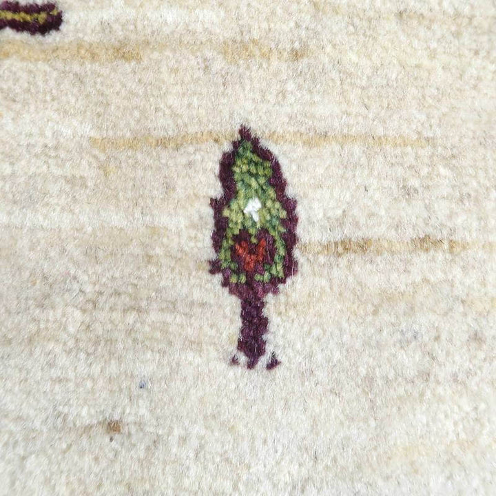 緻密に手織りされたペルシャ絨毯のギャッベが、ウールの柔らかな質感と共に通販専門店での購入を待ちわびている。