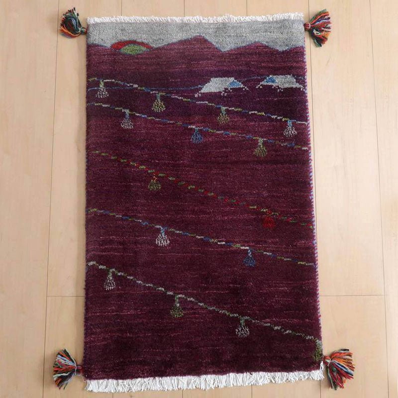 ギャッベ／ルリバフ 77×52cm（HSS-71699）は、深みのある赤紫の手織りギャッベラグが、ペルシャ絨毯専門店の通販で見つかるぬくもりを演出し、ウールの質感が床に映えている。