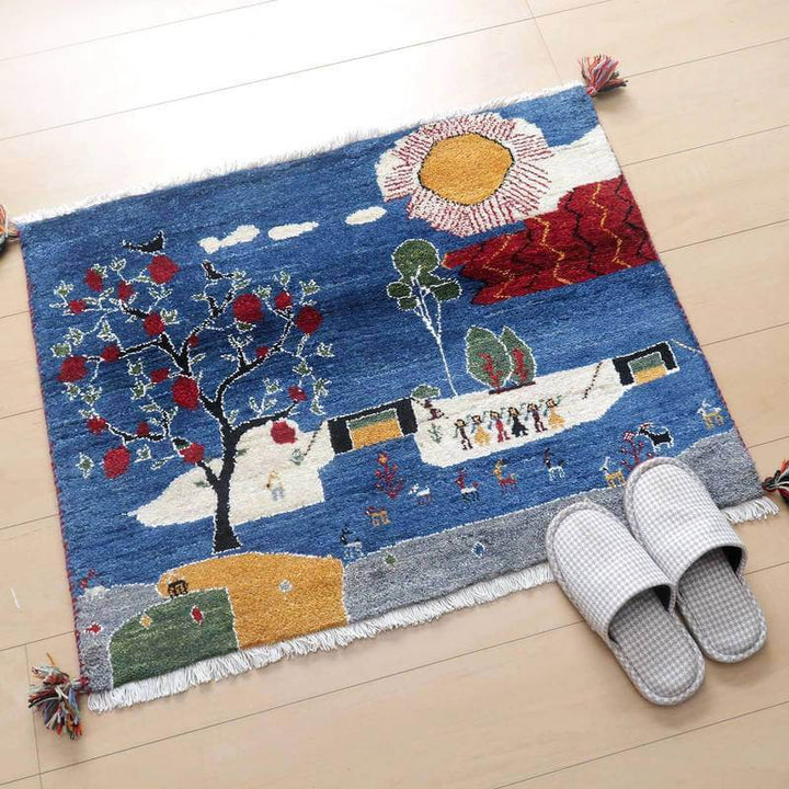 ギャッベ／ルリバフ 67×87cm（HSS-71731）は、色鮮やかな手織りウール製のギャッベラグが床に敷かれ、ペルシャ絨毯専門店ならではの繊細なデザインが際立っている。