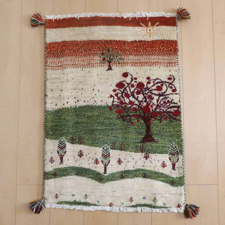 ギャッベ／ルリバフ 88×64cm（HSS-71740）は、緑と赤の色彩が美しい手織りのギャッベラグが、ペルシャ絨毯専門店の通販で提供される暖かいウールの質感が際立っている。