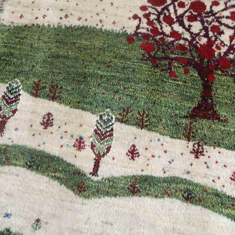 緑豊かな風景が描かれた手織りのウール製ギャッベラグが、ペルシャ絨毯専門店の通販で購入可能です。