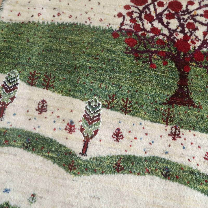 緑豊かな風景が描かれた手織りのウール製ギャッベラグが、ペルシャ絨毯専門店の通販で購入可能です。