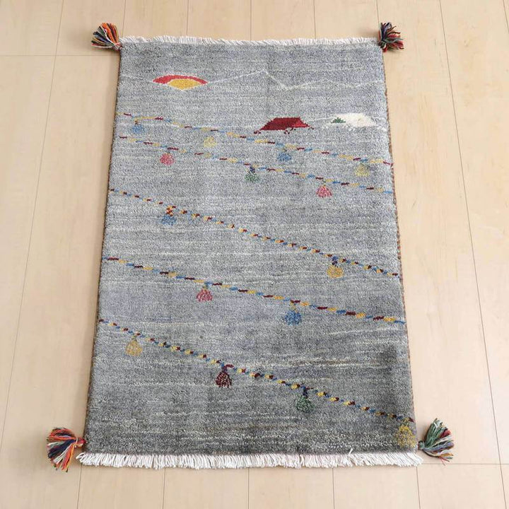 ギャッベ／ルリバフ 92×61cm（HSS-71755）は、手織りのウール製ギャッベラグが、ペルシャ絨毯の専門店で通販されており、色とりどりの模様が淡いグレーの背景に映えている。