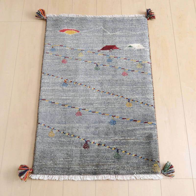 ギャッベ／ルリバフ 92×61cm（HSS-71755）は、手織りのウール製ギャッベラグが、ペルシャ絨毯の専門店で通販されており、色とりどりの模様が淡いグレーの背景に映えている。