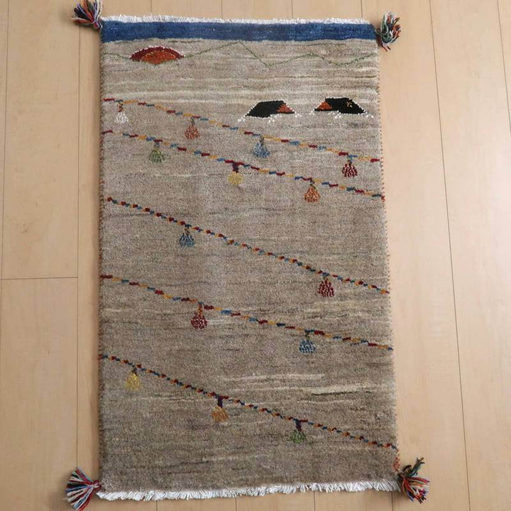 ギャッベ／ルリバフ 95×58cm（HSS-71770）は、手織りのウールで作られたペルシャ絨毯のギャッベが、玄関にぬくもりを添えるように床に敷かれている。