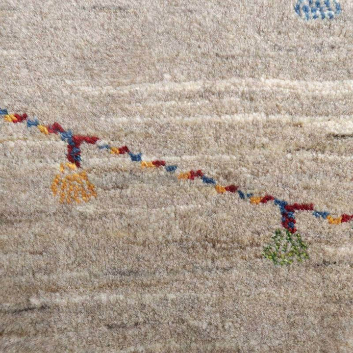 色とりどりの糸で丁寧に手織りされたギャッベラグの接写で、ペルシャ絨毯の専門店通販で人気のウール素材が織り目に表れています。