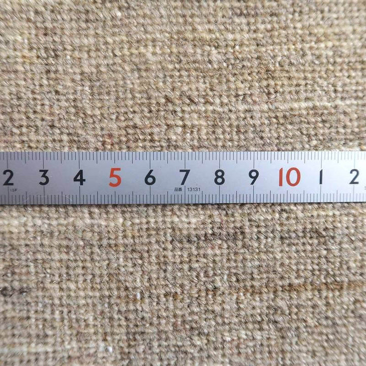 手織りのウールラグの織り目が細かく、定規でその精緻さが確認できるギャッベ通販専門店の商品です。