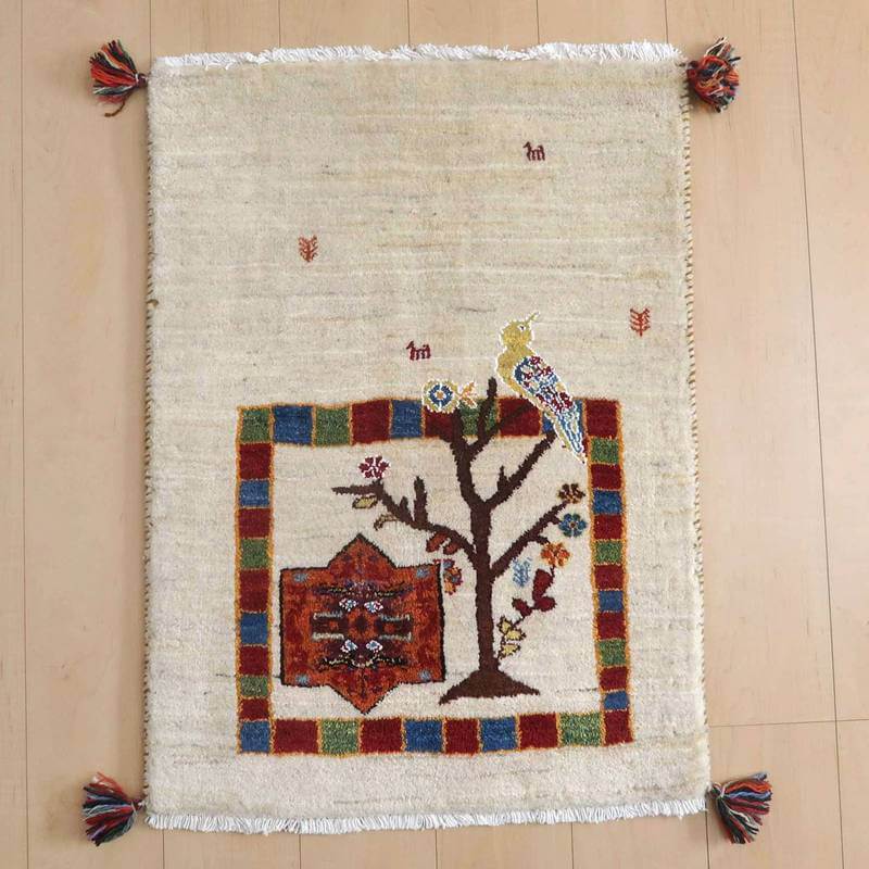 ギャッベ／ルリバフ 86×63cm（HSS-71782）は、鮮やかな色彩と繊細なデザインが特徴の手織りギャッベが、リビングの床に美しく敷かれています。