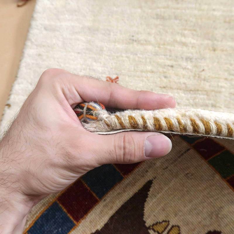 手織りのギャッベラグの厚みが強調された接写で、ウールの質感とペルシャ絨毯の伝統的な模様が見える。