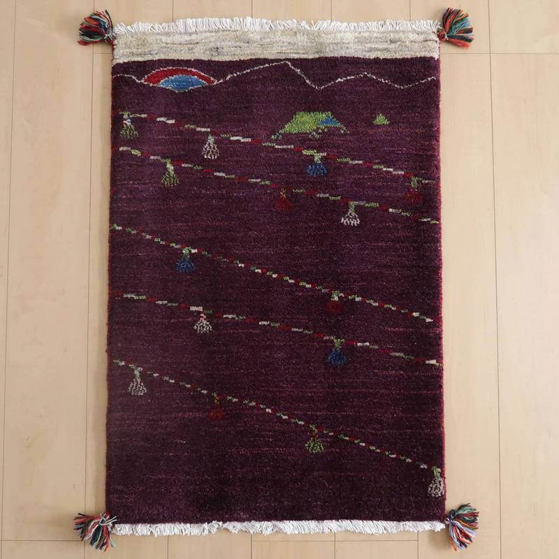 ギャッベ／ルリバフ 91×62cm（HSS-71842）は、深い赤色の手織りウールギャッベラグが床に敷かれ、ペルシャ絨毯専門店ならではの温かみある模様が際立っています。