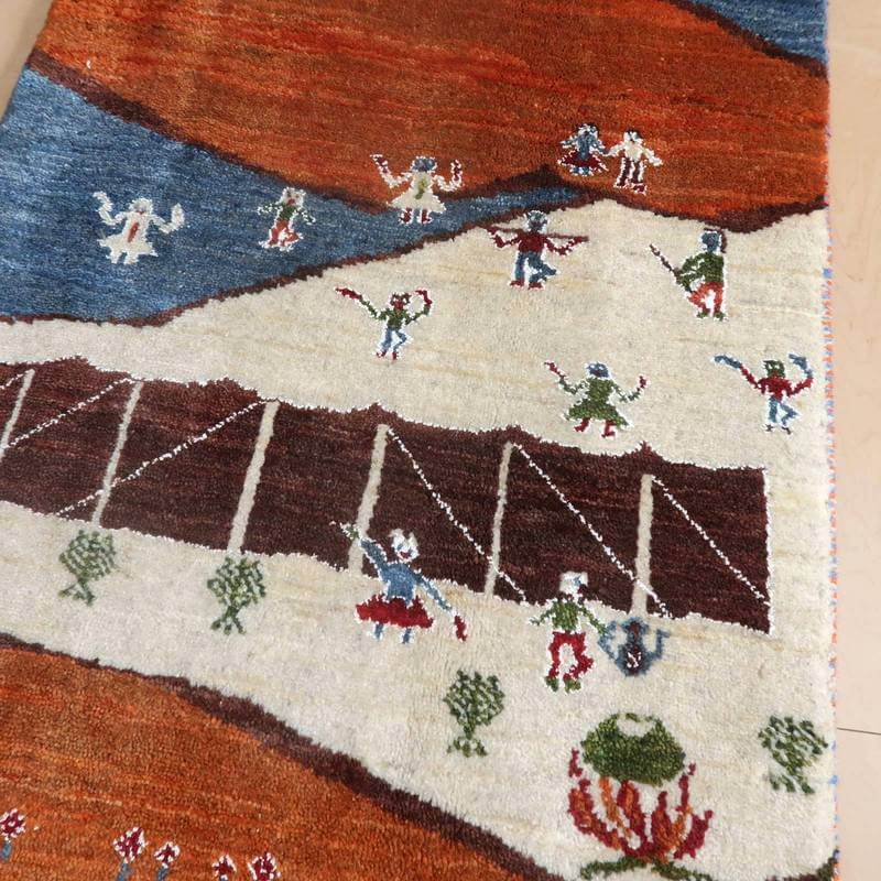 色鮮やかなペルシャ絨毯が、手織りのギャッベとしてウール素材で丁寧に仕上げられ、専門店の通販で見ることができる。