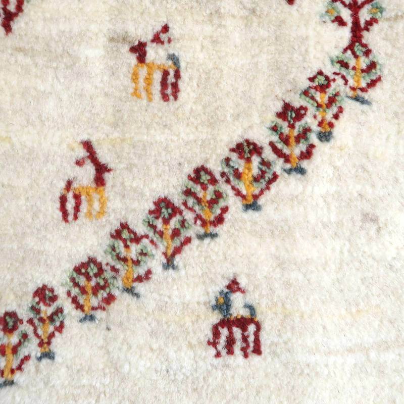 丁寧に手織りされたウール製のペルシャ絨毯の一部で、色鮮やかな模様が優雅に広がっているのが見える。