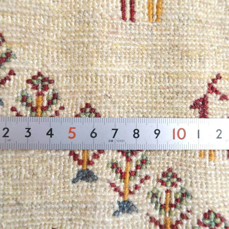 白を基調にしたギャッベのラグが手織りで丁寧に仕上げられ、ペルシャ絨毯専門店の通販でウールの温かみが感じられる織り目が際立っている。