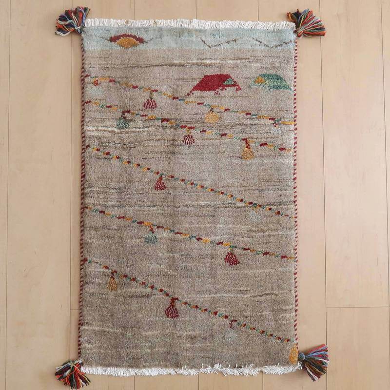 ギャッベ／ルリバフ 81×52cm（HSS-71873）は、手織りのギャッベラグが、温かみのあるウール素材でペルシャ絨毯専門店の通販商品として床に敷かれている。