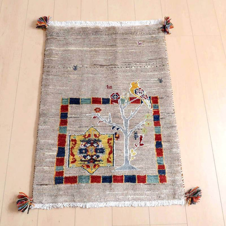 ギャッベ／ルリバフ 90×64cm（HSS-71902）は、手織りのギャッベラグが、ペルシャ絨毯専門店の通販で提供され、色鮮やかな模様と動物のデザインが暖かみを感じさせる床に敷かれている。