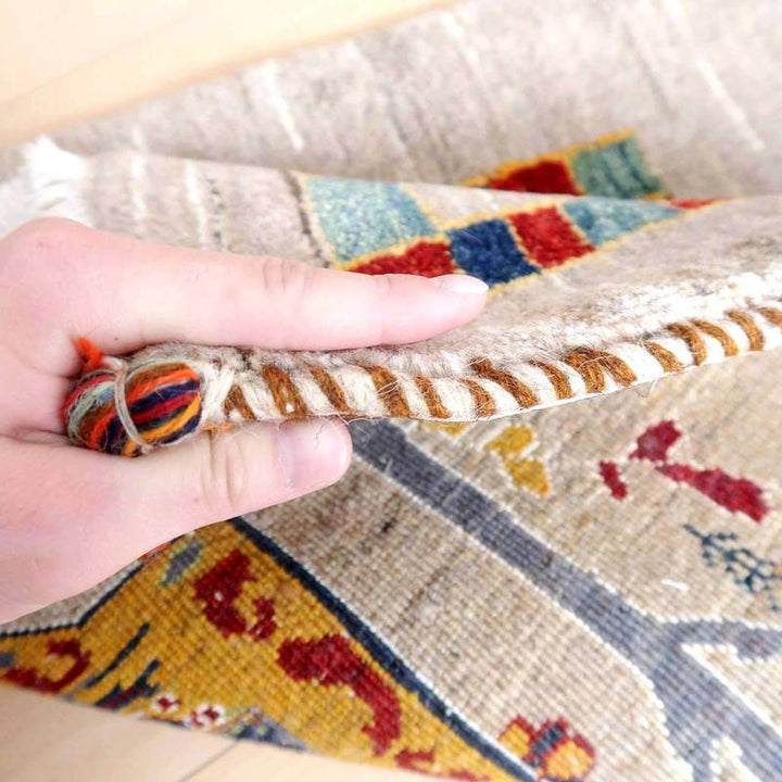 手織りのギャッベラグが柔らかなウールの質感を見せ、ペルシャ絨毯専門店の通販で温かみのある色合いが際立っている。