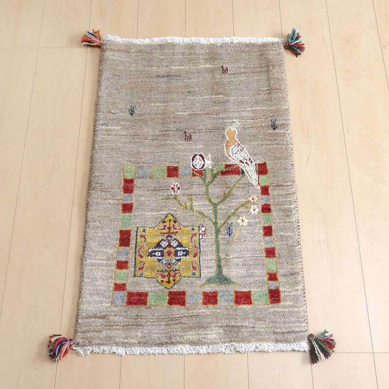 ギャッベ／ルリバフ 91×56cm（HSS-71907）は、手織りの温かみが感じられるウール製のギャッベラグが、ペルシャ絨毯の専門店から通販可能で、木目の床に美しく敷かれている。