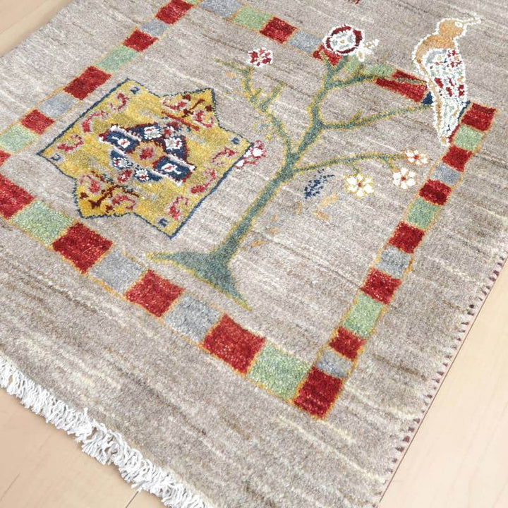 手織りのギャッベラグが、ペルシャ絨毯専門店の通販で購入可能で、ウール素材の温かみあるデザインが床に優雅に映えている。