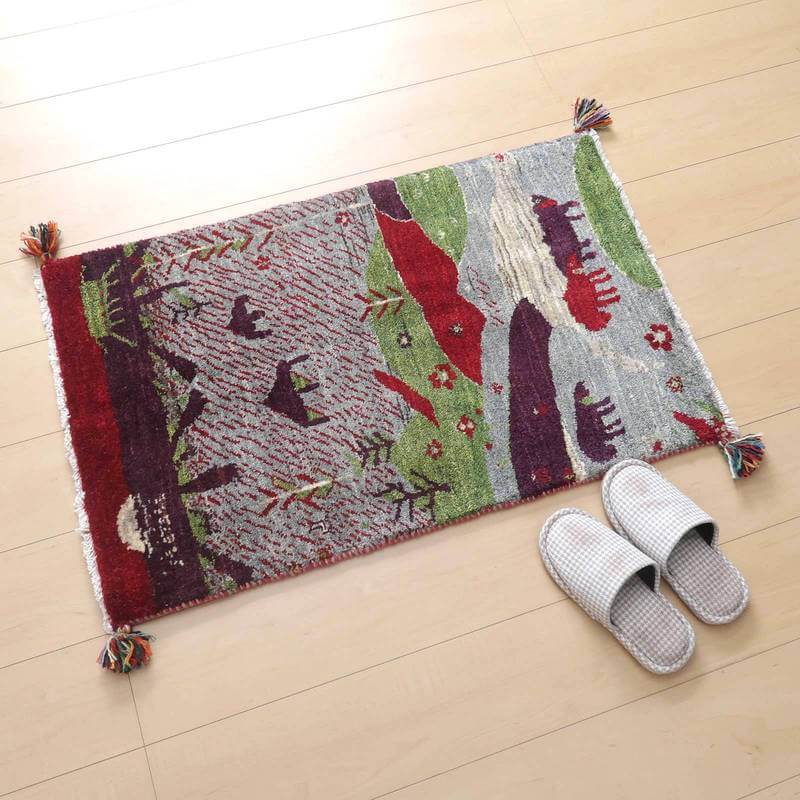 木製の床に敷かれた色鮮やかなギャッベラグが、手織りウールの温かみを感じさせ、ペルシャ絨毯専門店の通販で購入できる。