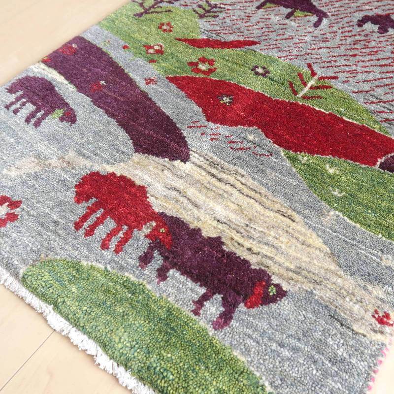 丁寧に手織りされたウールのギャッベラグが、ペルシャ絨毯専門店の通販で購入できる、多彩な色合いと動物模様が際立っている。